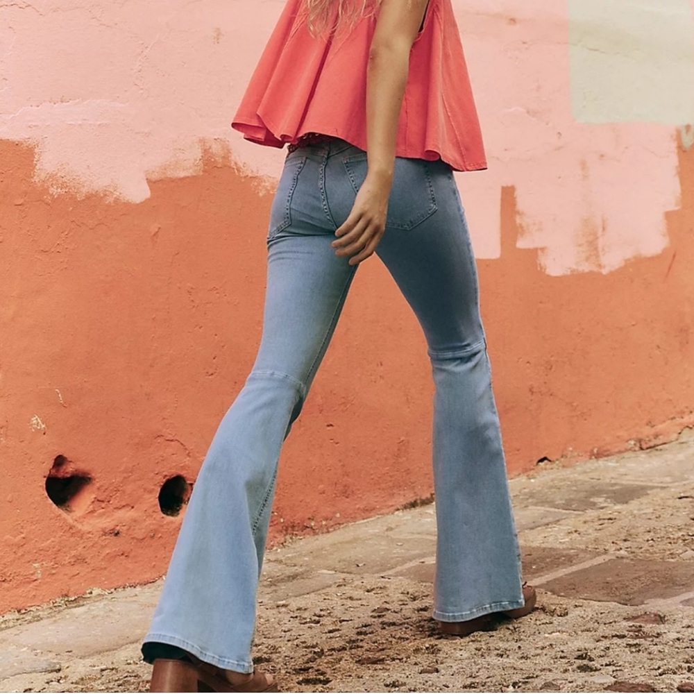 We the Free Penny Pull-On Bell Bottom Flare Jeans in Glass Blue size 31